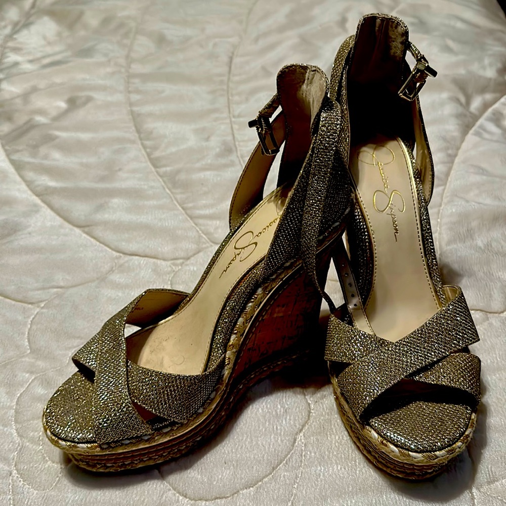 Jessica Simpson dazzled gold platforms